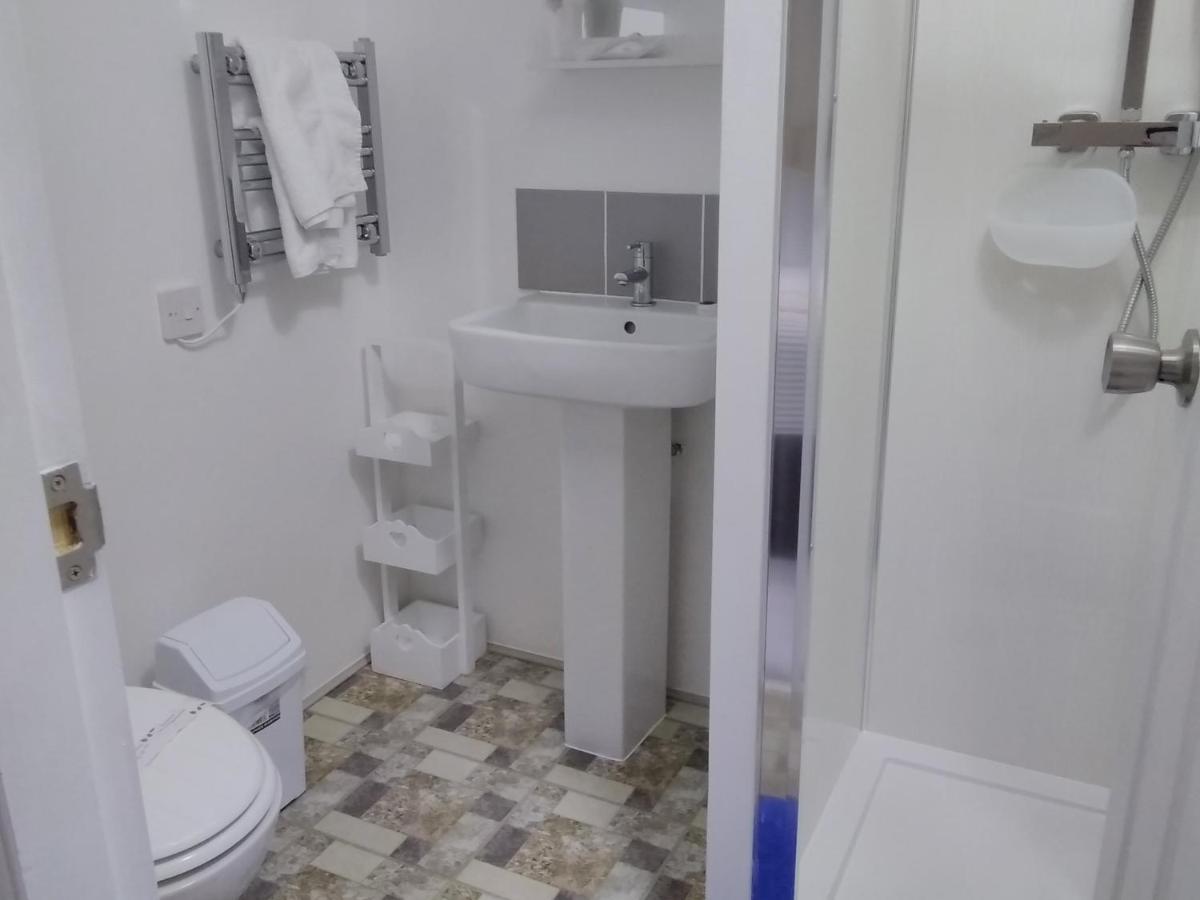 Roger Ground Guest House - With Onsite Car Parking Windermere Dış mekan fotoğraf