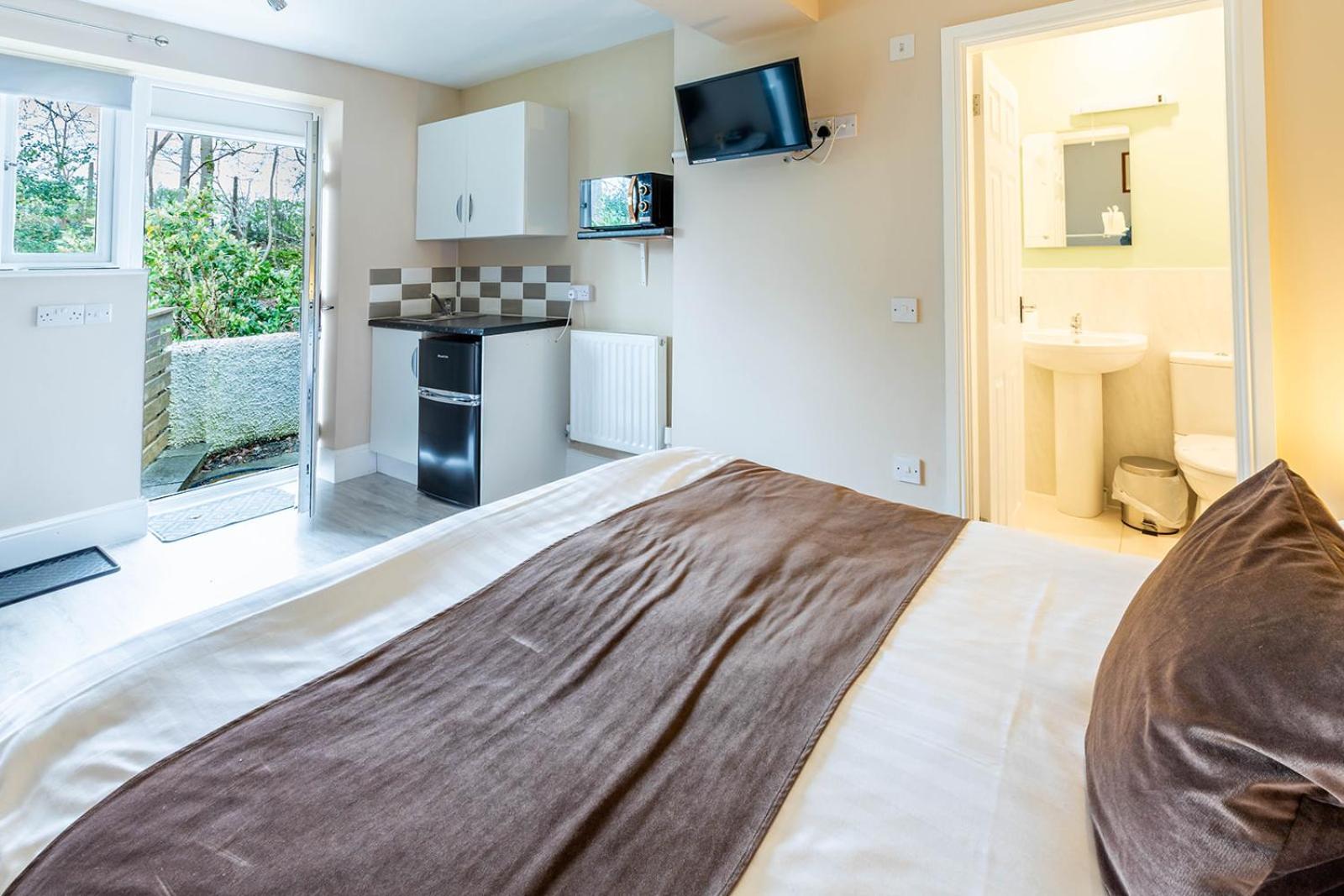 Roger Ground Guest House - With Onsite Car Parking Windermere Dış mekan fotoğraf