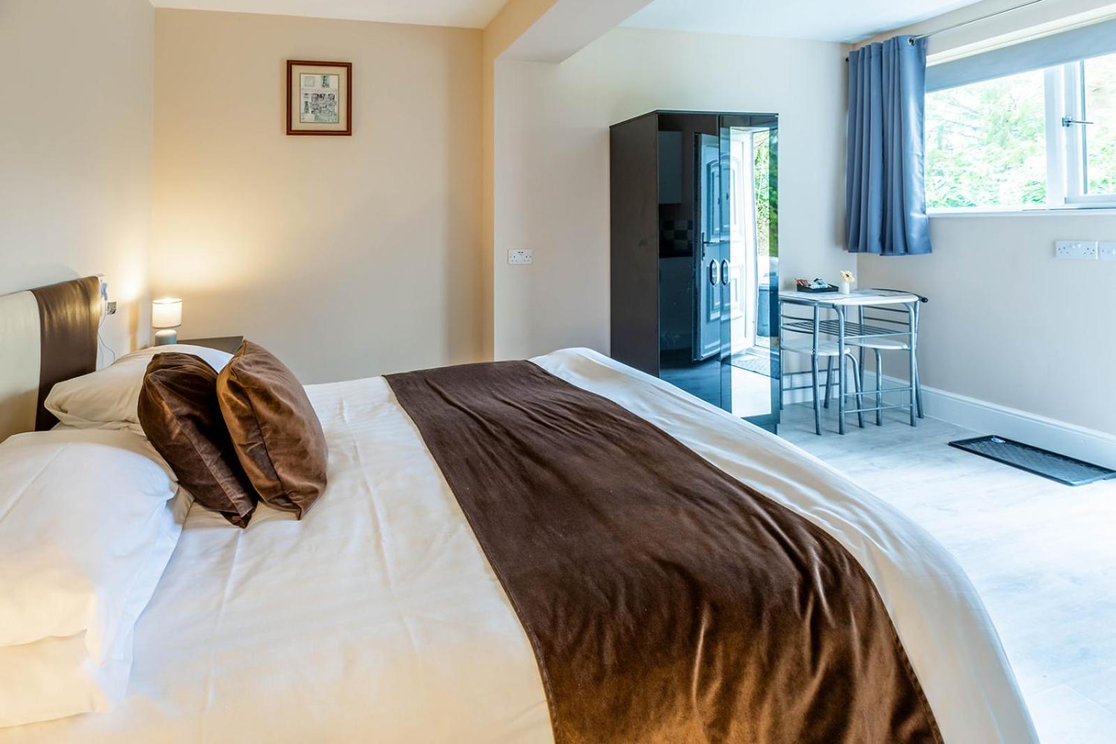 Roger Ground Guest House - With Onsite Car Parking Windermere Dış mekan fotoğraf