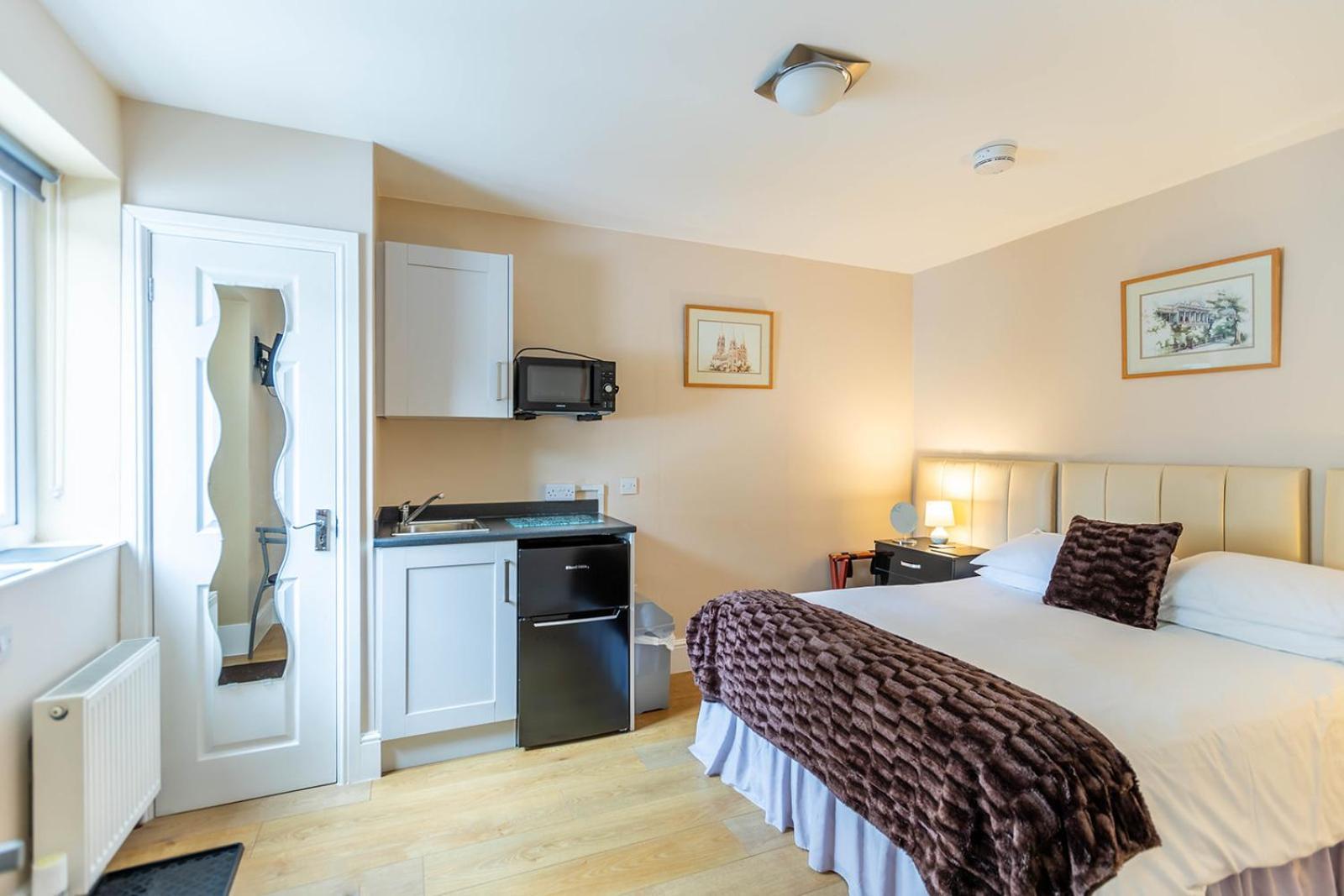 Roger Ground Guest House - With Onsite Car Parking Windermere Dış mekan fotoğraf