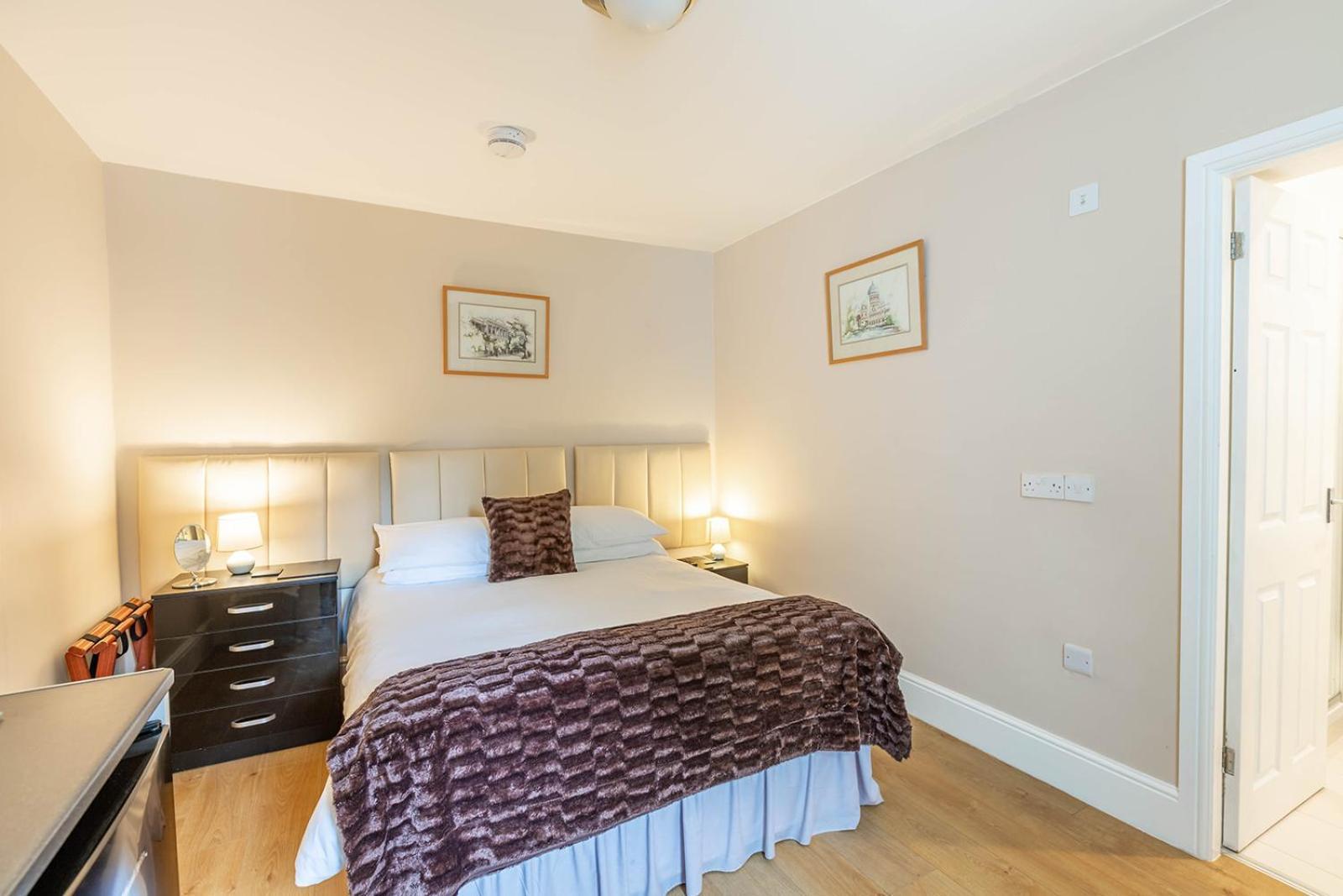 Roger Ground Guest House - With Onsite Car Parking Windermere Dış mekan fotoğraf