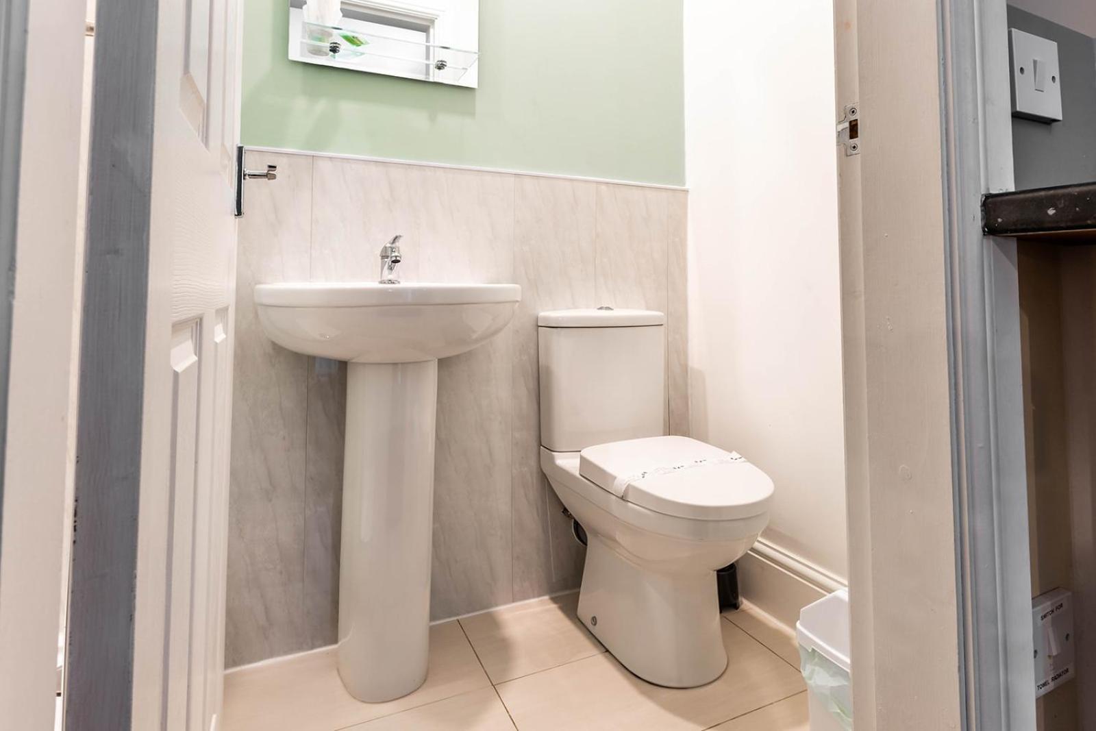 Roger Ground Guest House - With Onsite Car Parking Windermere Dış mekan fotoğraf