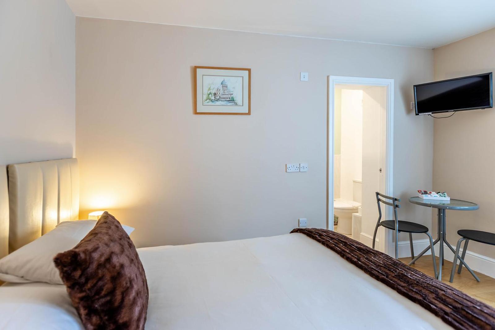 Roger Ground Guest House - With Onsite Car Parking Windermere Dış mekan fotoğraf