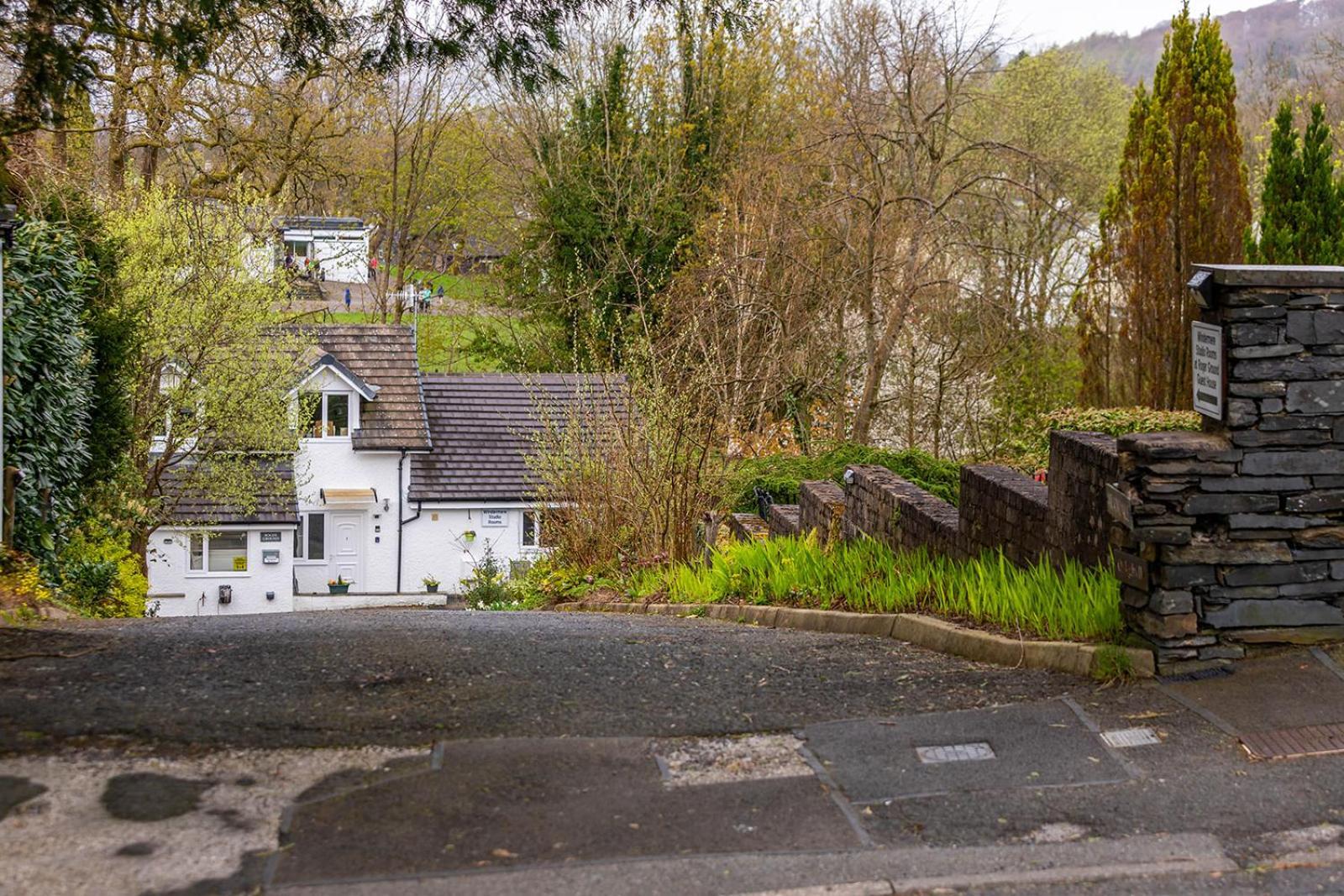 Roger Ground Guest House - With Onsite Car Parking Windermere Dış mekan fotoğraf