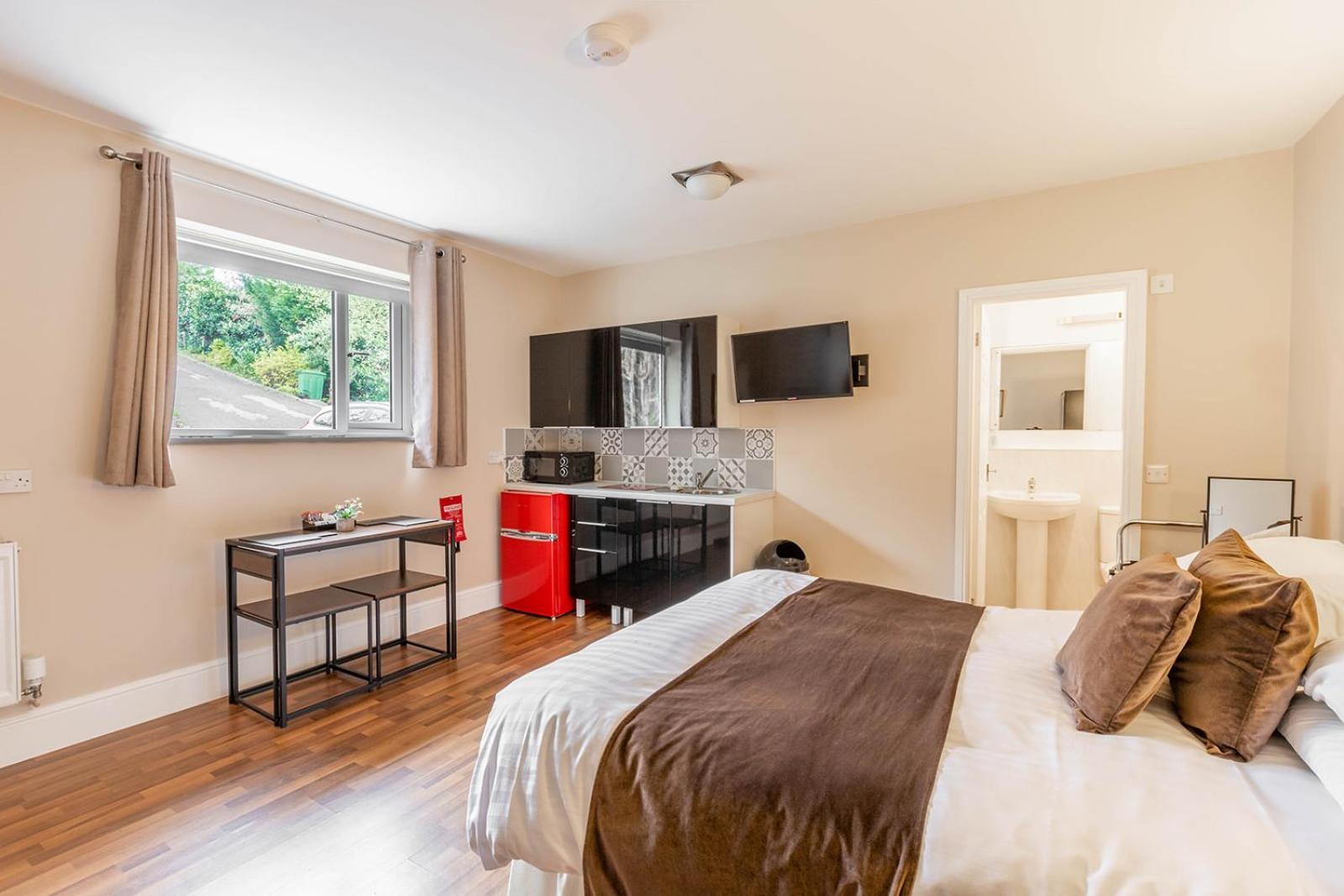 Roger Ground Guest House - With Onsite Car Parking Windermere Dış mekan fotoğraf
