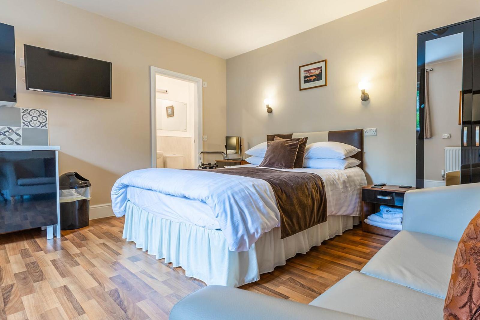 Roger Ground Guest House - With Onsite Car Parking Windermere Dış mekan fotoğraf