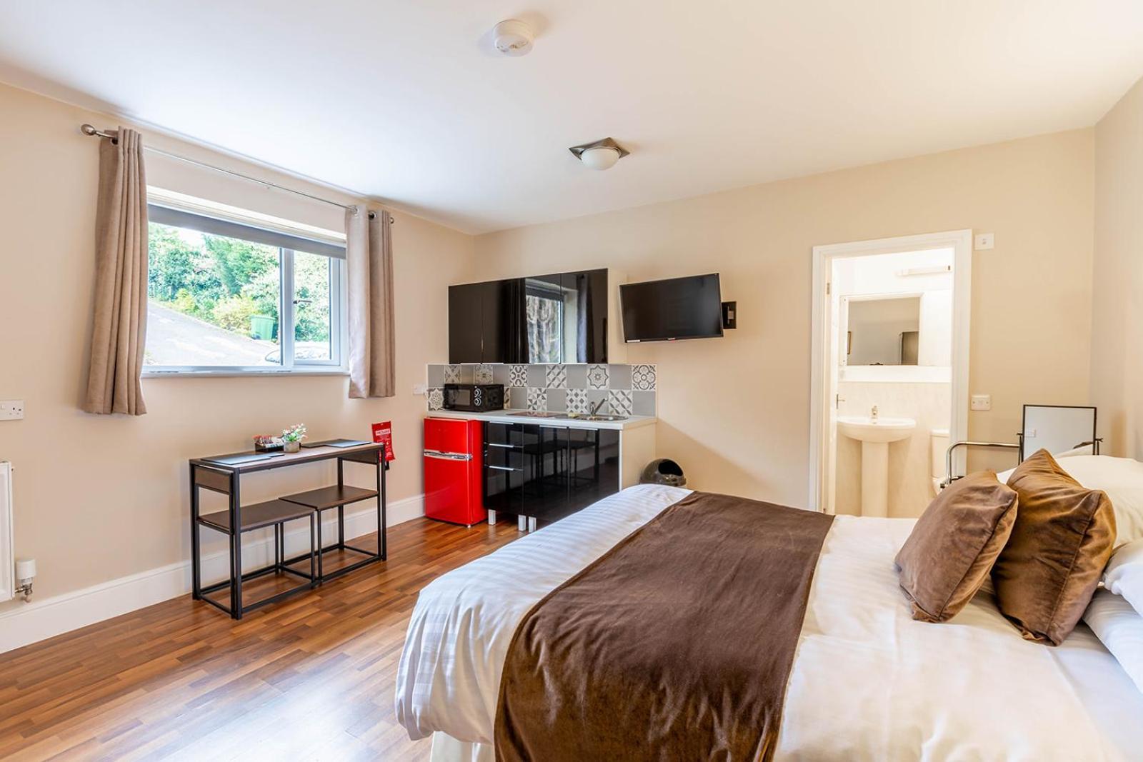 Roger Ground Guest House - With Onsite Car Parking Windermere Dış mekan fotoğraf