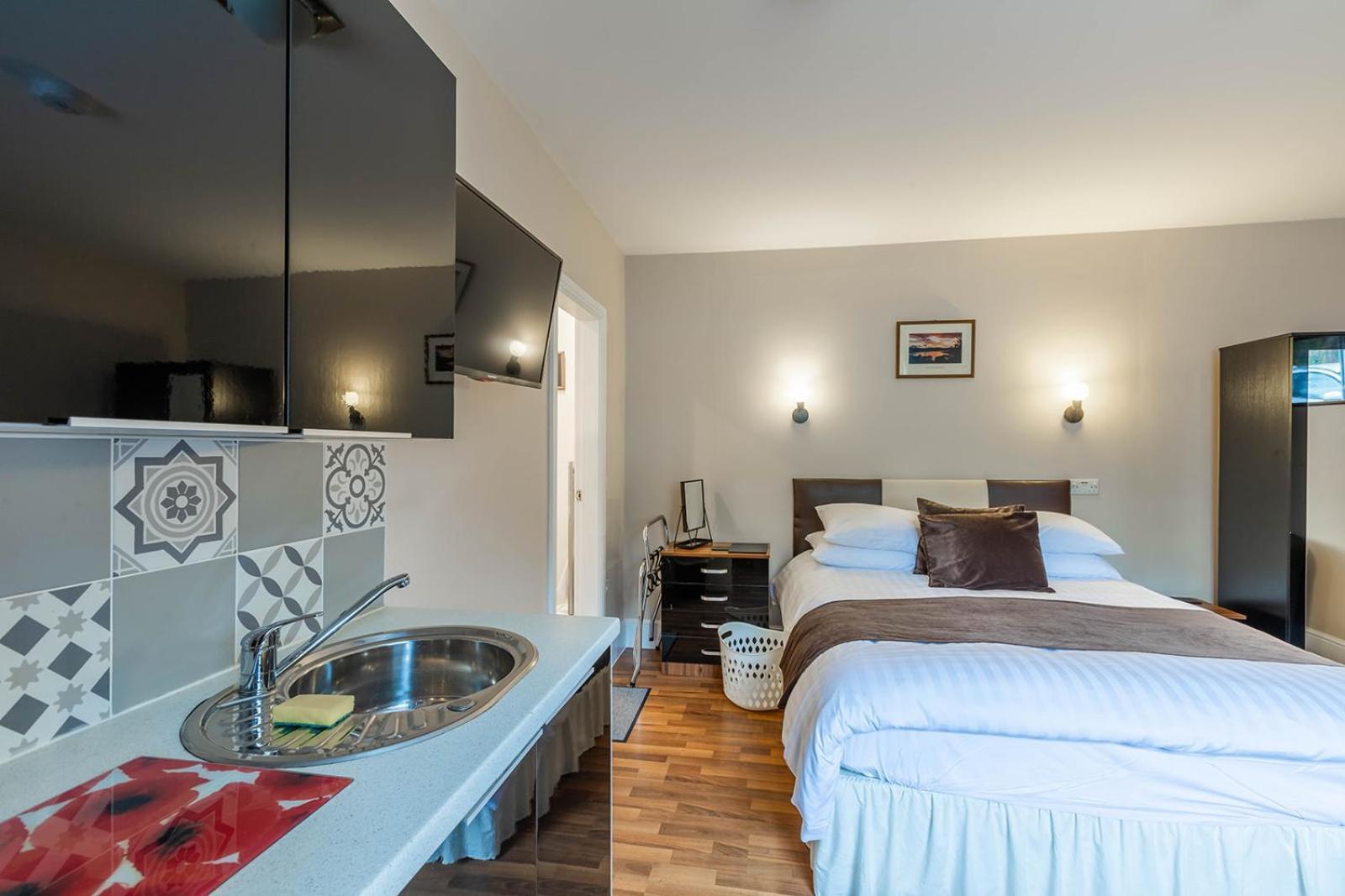 Roger Ground Guest House - With Onsite Car Parking Windermere Dış mekan fotoğraf