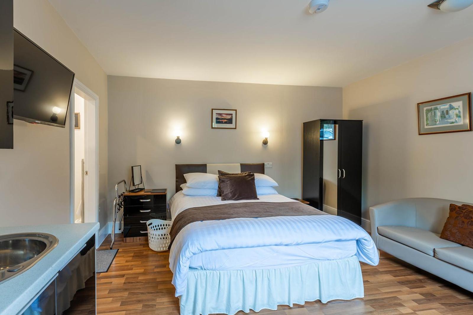 Roger Ground Guest House - With Onsite Car Parking Windermere Dış mekan fotoğraf