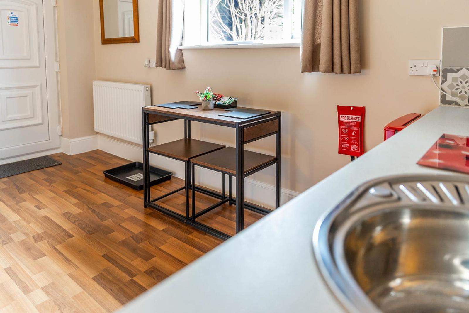 Roger Ground Guest House - With Onsite Car Parking Windermere Dış mekan fotoğraf