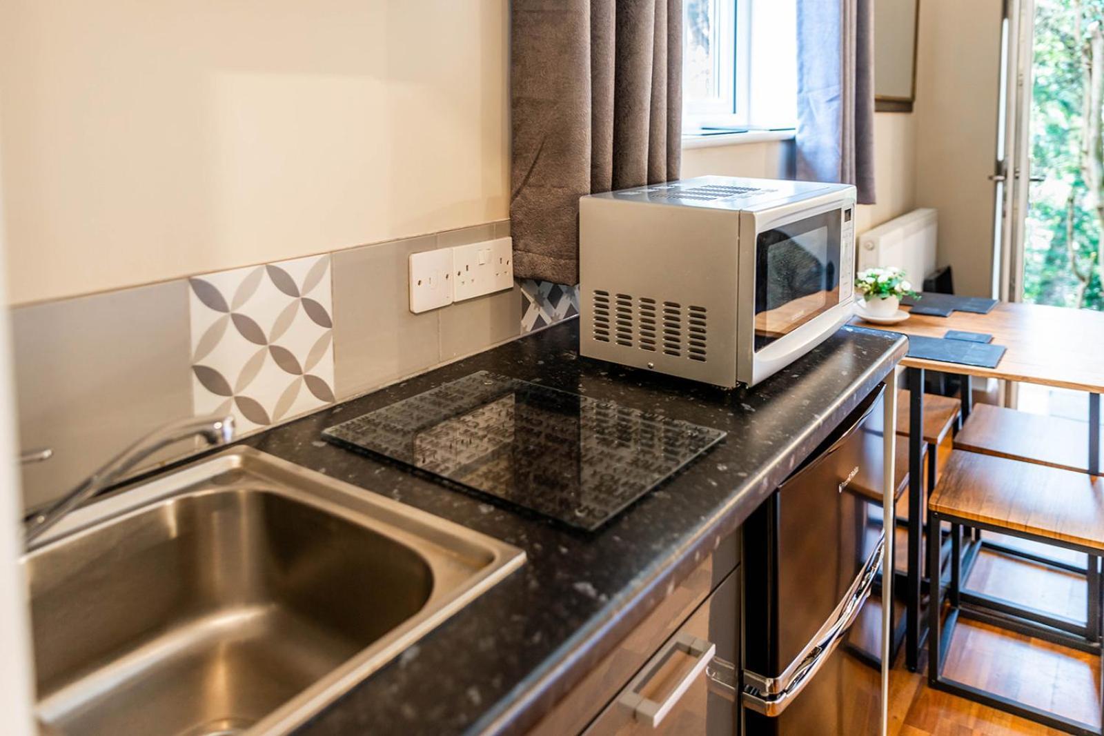 Roger Ground Guest House - With Onsite Car Parking Windermere Dış mekan fotoğraf