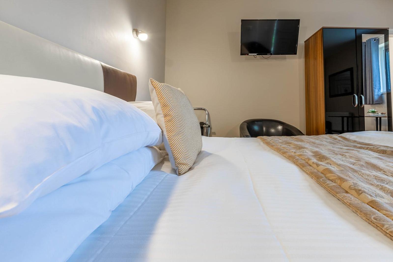 Roger Ground Guest House - With Onsite Car Parking Windermere Dış mekan fotoğraf